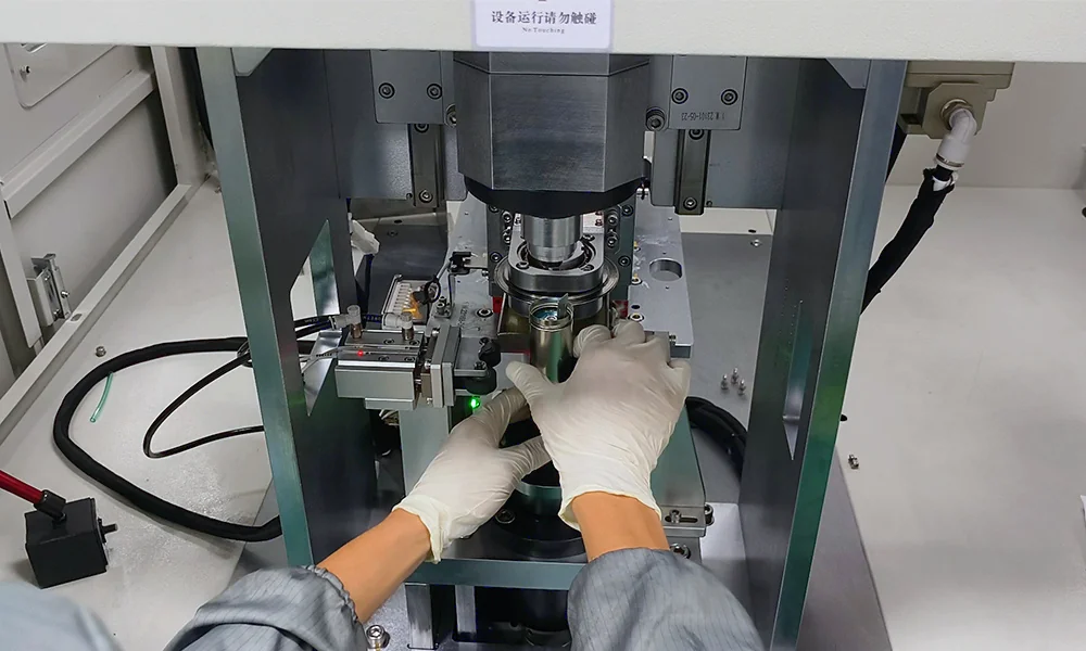 Grooving a 32140 tabless cylindrical cell can