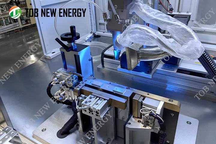 Essais d'acceptation des équipements d'assemblage de batteries prismatiques