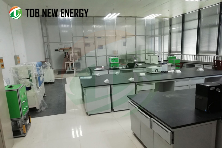 Installation et mise en service de l'intérieur de l'université de l'équipement de laboratoire